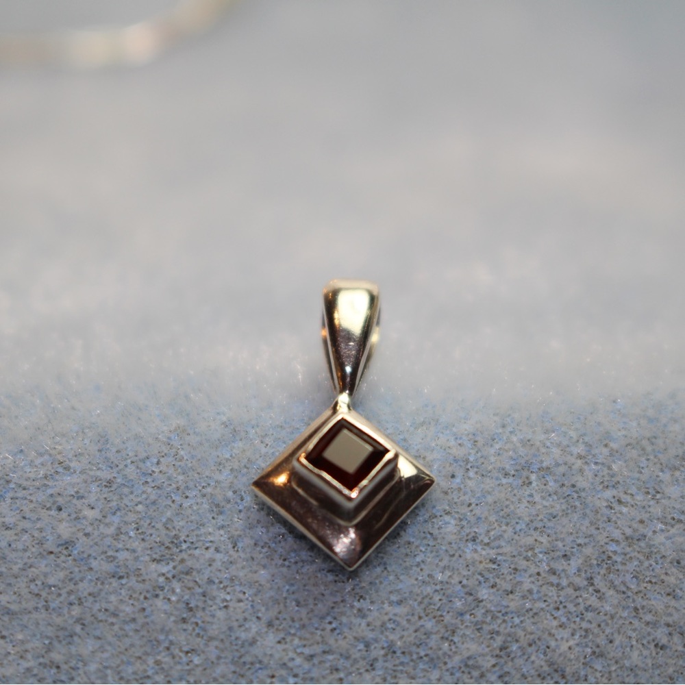 Garnet and silver pendant